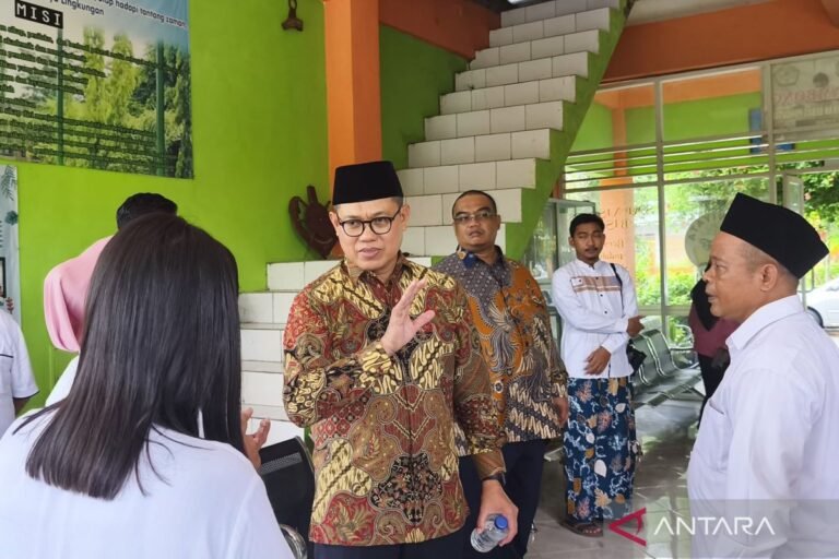 Indonesia menargetkan 16.141 sekolah dalam program revitalisasi nasional.