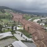 Jumlah korban tewas akibat longsor terus meningkat di Indonesia.