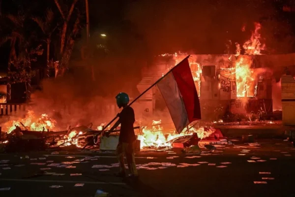 Kelompok-kelompok Indonesia menunda aksi protes di Jakarta seiring dengan pengetatan keamanan oleh polisi.