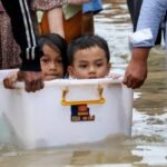 Pencarian panik akan makanan dan air saat jumlah korban tewas akibat banjir di Indonesia meningkat menjadi 502.