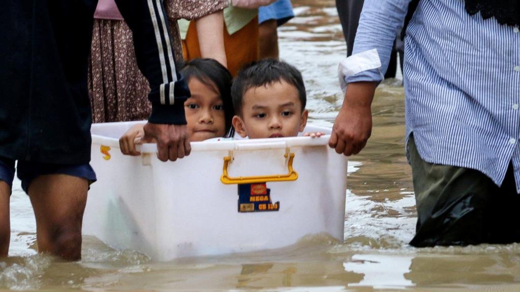 Pencarian panik akan makanan dan air saat jumlah korban tewas akibat banjir di Indonesia meningkat menjadi 502.