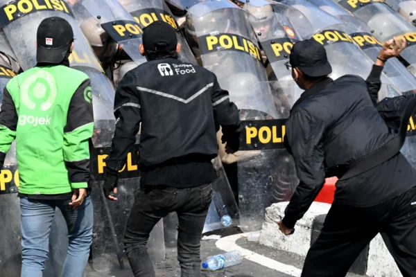 Prabowo dari Indonesia membatalkan kunjungannya ke China akibat protes, TikTok menghentikan siaran langsung.