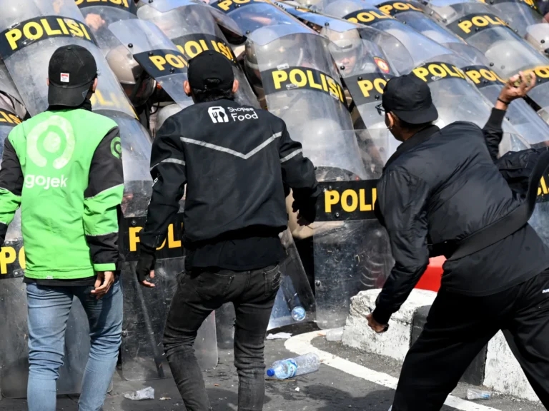 Prabowo dari Indonesia membatalkan kunjungannya ke China akibat protes, TikTok menghentikan siaran langsung.