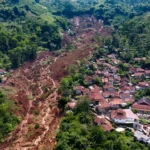 Tujuh orang tewas, puluhan lainnya hilang setelah longsor di Bandung Barat, Indonesia.