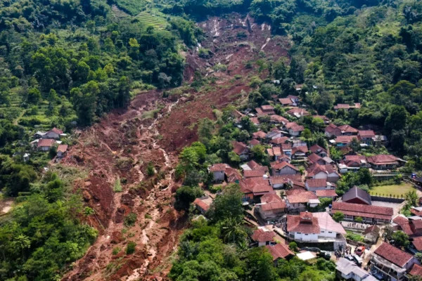 Tujuh orang tewas, puluhan lainnya hilang setelah longsor di Bandung Barat, Indonesia.