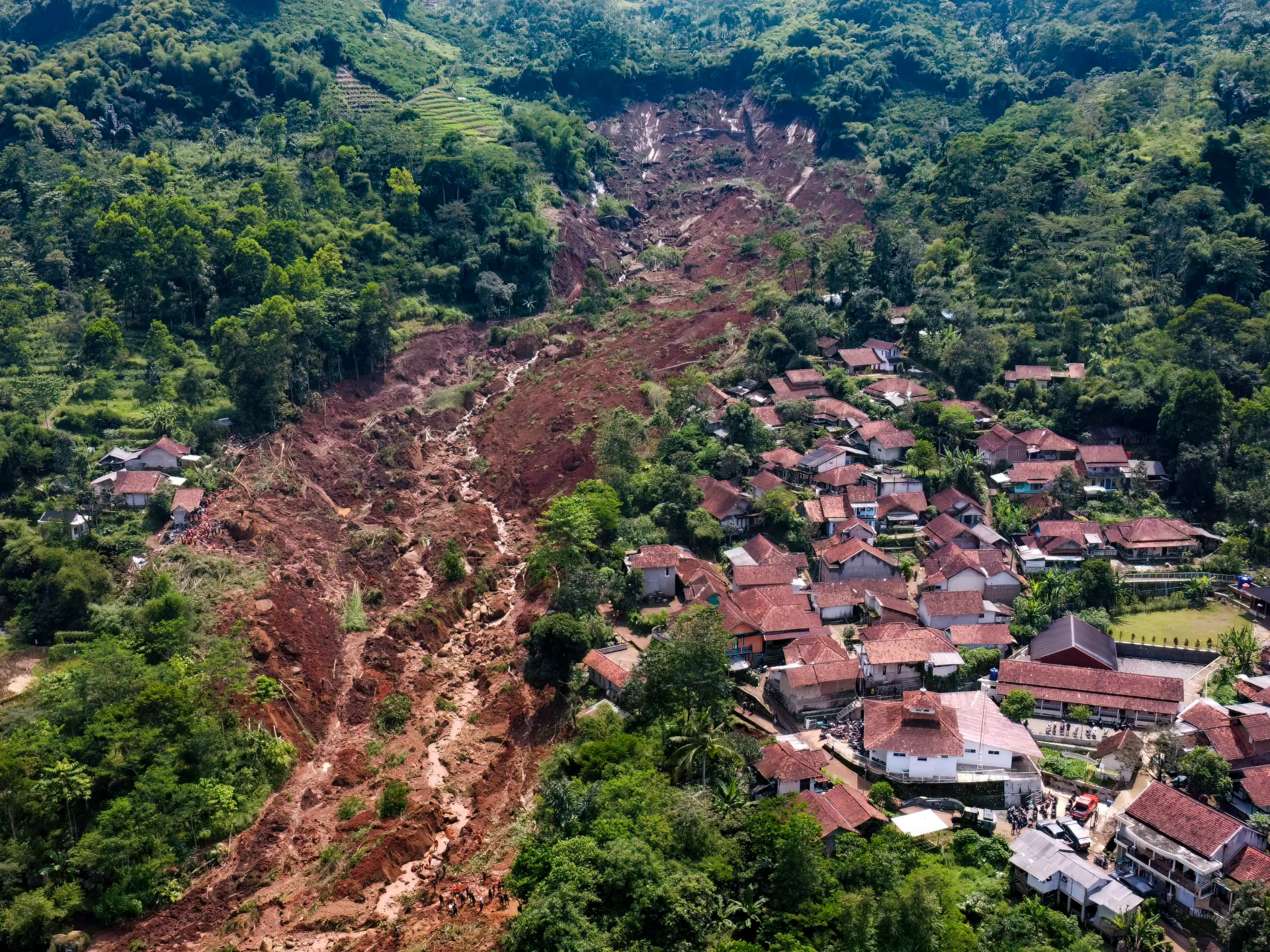 Tujuh orang tewas, puluhan lainnya hilang setelah longsor di Bandung Barat, Indonesia.