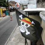 Warga Indonesia mengibarkan bendera bajakan anime sebagai bentuk protes saat negara memperingati hari kemerdekaan.