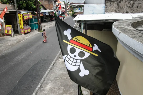 Warga Indonesia mengibarkan bendera bajakan anime sebagai bentuk protes saat negara memperingati hari kemerdekaan.