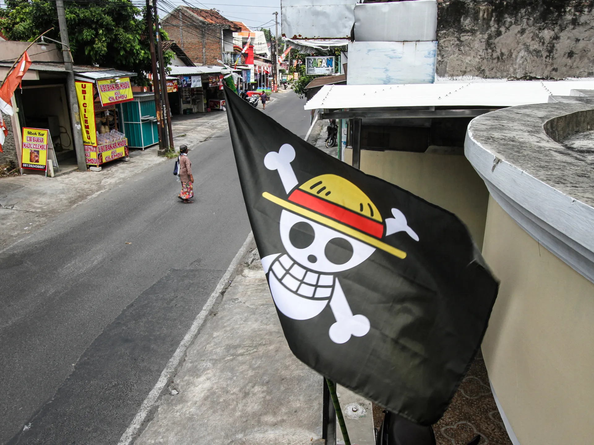 Warga Indonesia mengibarkan bendera bajakan anime sebagai bentuk protes saat negara memperingati hari kemerdekaan.