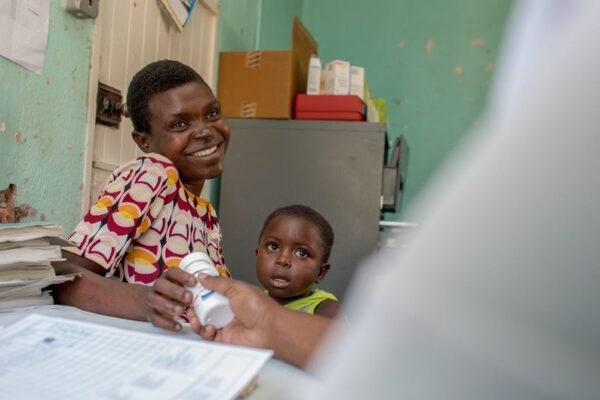 Berita Dunia Singkat: Anak-anak Terdampak Kekurangan Dana HIV, Ancaman terhadap Pengadilan Pakistan, dan Diskriminasi terhadap Kelompok Minoritas