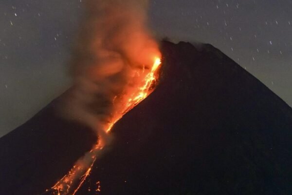Gunung Merapi di Indonesia meletus dan memuntahkan lava panas