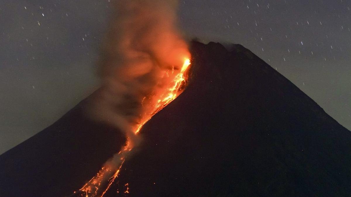 Gunung Merapi di Indonesia meletus dan memuntahkan lava panas
