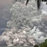 Gunung Ruang di Indonesia kembali memuntahkan abu panas setelah letusan yang memaksa sekolah dan bandara ditutup