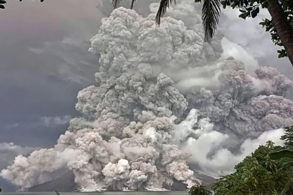 Gunung Ruang di Indonesia kembali memuntahkan abu panas setelah letusan yang memaksa sekolah dan bandara ditutup