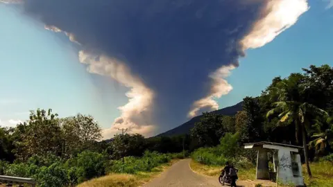 Gunung berapi Lewotobi Laki-laki di Indonesia memuntahkan awan abu tebal saat kembali meletus