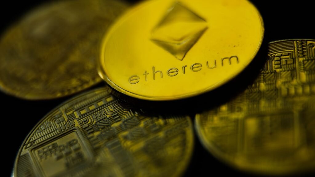 Harga Ether turun pada awal pekan ini setelah mencapai rekor baru di dekat $5.000.