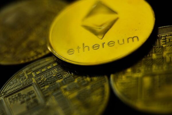 Harga Ether turun pada awal pekan ini setelah mencapai rekor baru di dekat $5.000.