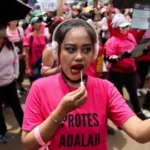 Indonesia: Ratusan wanita dengan sapu ikut serta dalam demonstrasi saat Prabowo terbang ke China.