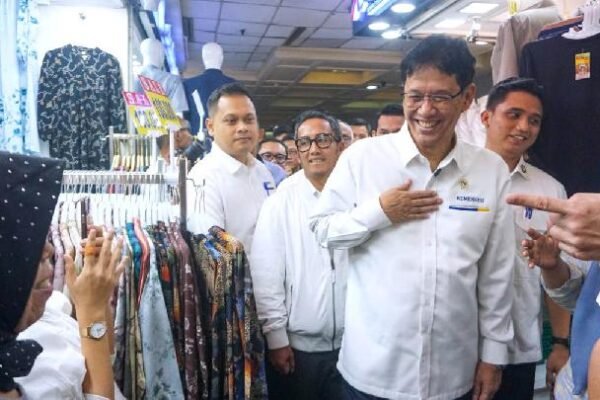 Indonesia akan meninjau anggaran makanan gratis seiring dengan kenaikan harga minyak mentah mencapai $100.