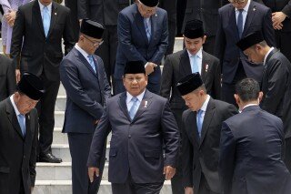 Presiden Baru Subianto melantik Kabinet terbesar Indonesia sejak 1966, dengan 109 anggota.