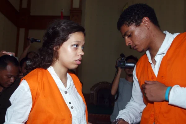 Warga Amerika yang menjalani hukuman penjara selama 11 tahun atas kasus "pembunuhan koper" yang terkenal di Bali telah dibebaskan dan dideportasi oleh pihak Indonesia