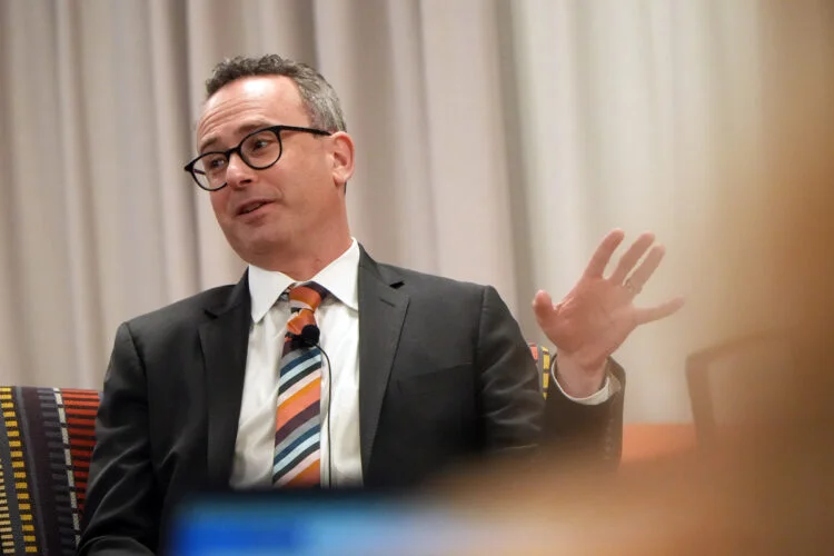 Bagaimana Teknologi Mendukung dan Menghambat Demokrasi - Fakultas Hukum Harvard