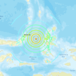 Gempa bumi berkekuatan 7,4 skala Richter yang dahsyat di Laut Maluku, Indonesia, menewaskan 1 orang dan memicu tsunami kecil