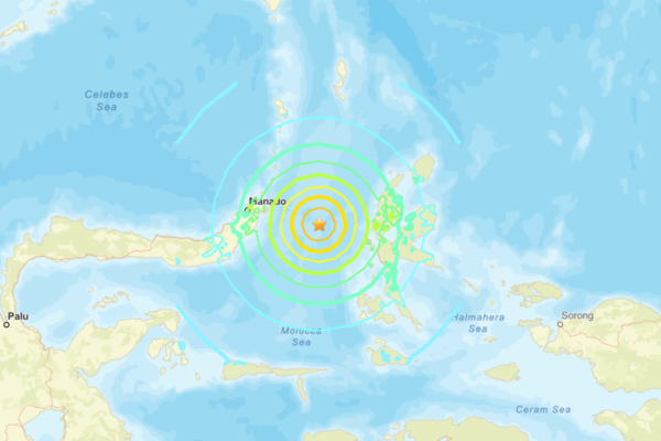 Gempa bumi berkekuatan 7,4 skala Richter yang dahsyat di Laut Maluku, Indonesia, menewaskan 1 orang dan memicu tsunami kecil