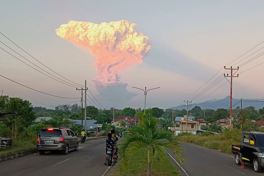 Gunung Lewotobi Laki Laki meletus di Indonesia, puluhan penerbangan di Bali dibatalkan