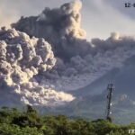 Gunung Merapi di Indonesia memuntahkan awan panas setelah letusan mendadak