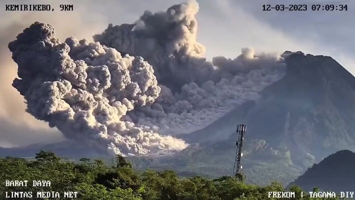 Gunung Merapi di Indonesia memuntahkan awan panas setelah letusan mendadak