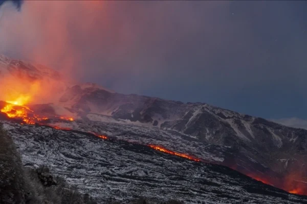 Gunung Semeru di Indonesia meletus dan memuntahkan awan panas hingga ketinggian hampir 4 mil