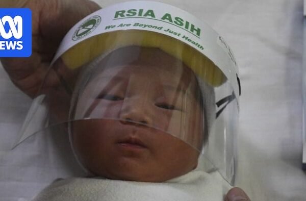 Indonesia tengah berjuang mengatasi tingginya angka kasus COVID-19 di kalangan anak-anak, sementara para ahli kesehatan mendesak masyarakat untuk melindungi anak-anak mereka