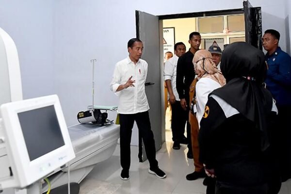 Jokowi Menandatangani Undang-Undang Kesehatan Baru Indonesia, yang Mengizinkan Aborsi dengan Syarat Tertentu