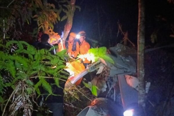Kecelakaan helikopter di Pulau Kalimantan, Indonesia, menewaskan 8 orang