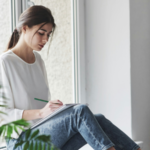 Menurut psikologi, orang-orang yang hidupnya benar-benar berubah bukanlah mereka yang merombak segalanya pada bulan Januari atau mengejar sistem baru, melainkan mereka yang diam-diam berhenti melakukan satu hal tertentu yang...