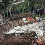 Setidaknya 9 Orang Tewas, 81 Orang Lainnya Hilang Setelah Longsor Akibat Hujan Deras Menimbun Rumah-rumah di Desa