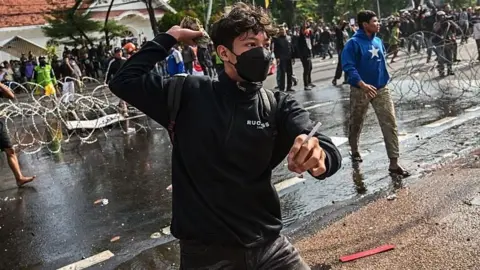 Tiga orang tewas dalam aksi protes terkait kematian seorang sopir taksi di Indonesia