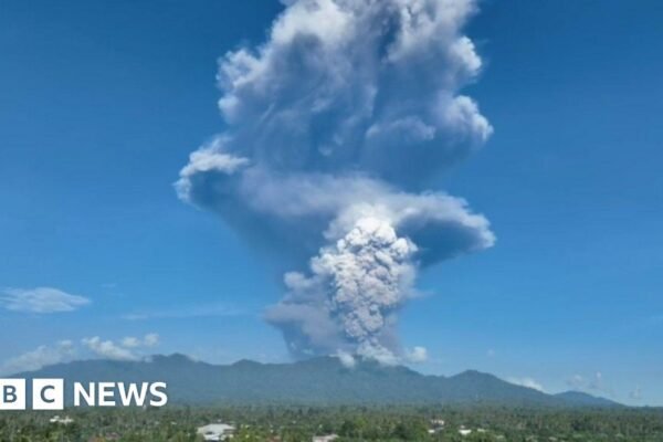 Gunung Dukono: Tiga pendaki tewas akibat letusan gunung berapi di sebuah pulau di Indonesia
