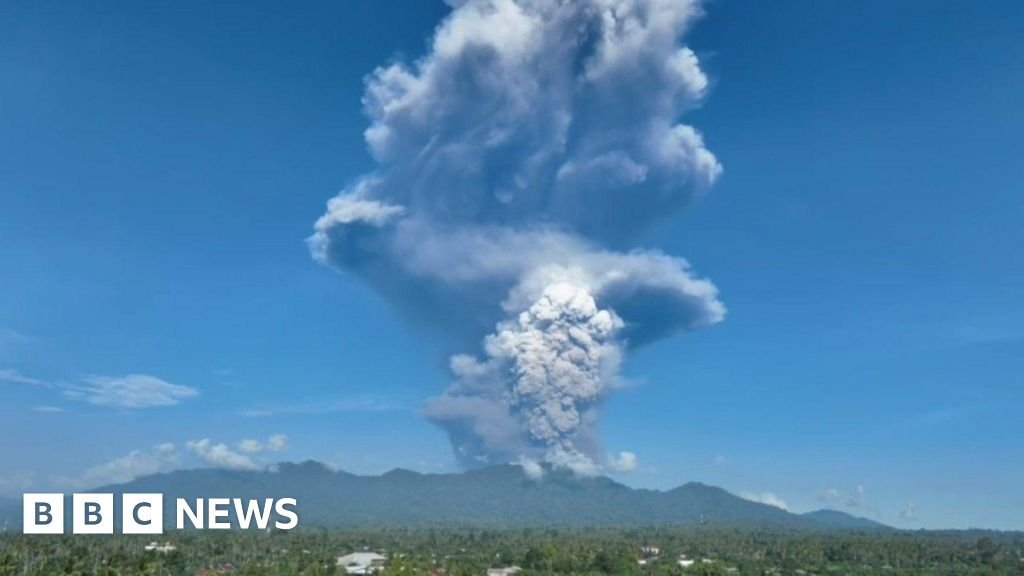 Gunung Dukono: Tiga pendaki tewas akibat letusan gunung berapi di sebuah pulau di Indonesia