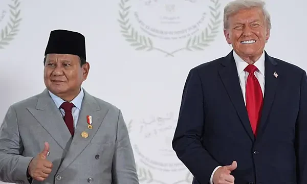 Presiden Indonesia meminta Trump untuk bertemu dengan putranya, Eric, dalam momen 'mikrofon tak sengaja menyala'