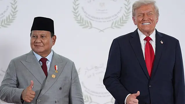Presiden Indonesia meminta Trump untuk bertemu dengan putranya, Eric, dalam momen 'mikrofon tak sengaja menyala'